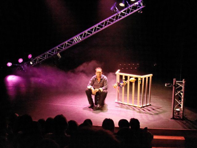 Haut les mains, c'est un stand-up!